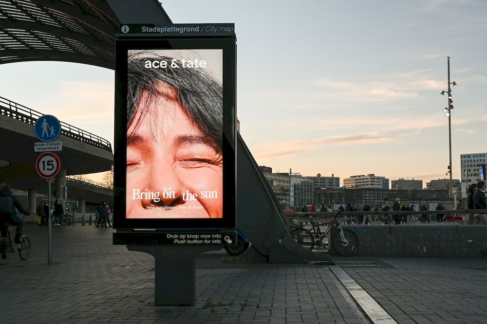 Táo bạo như billboard của Ace & Tate: Quảng cáo kính râm nhưng không sử dụng... hình ảnh đôi kính nào